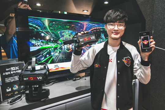 SK텔레콤 T1 선수단의 '페이커' 이상혁 선수가 서울 종로에 위치한 'LoL 파크'에서 'LCK VR현장 생중계'와 Jump AR 서비스를 소개하고 있다. SK텔레콤 제공
